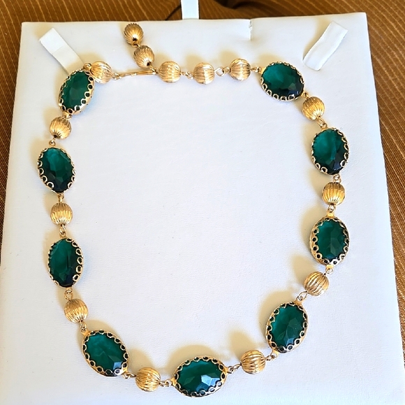 Jewelry - VINTAGE Elegant Gold and Green Necklace